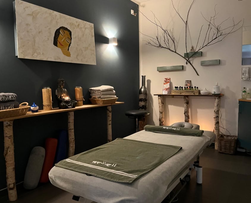 Ein Blick in den Massage-Raum mit Liege